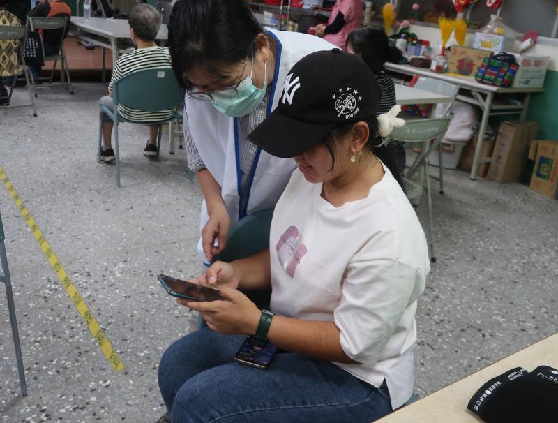 新住民學員對使用健康相關應用程式也非常有興趣，行動i櫃檯小幫手手把手一步步為她解說。