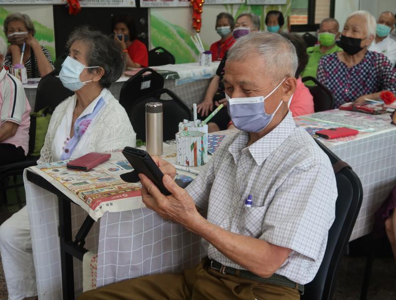 長者學員非常可愛迫不及待地想看看自己的手機是否也有老師介紹的功能。