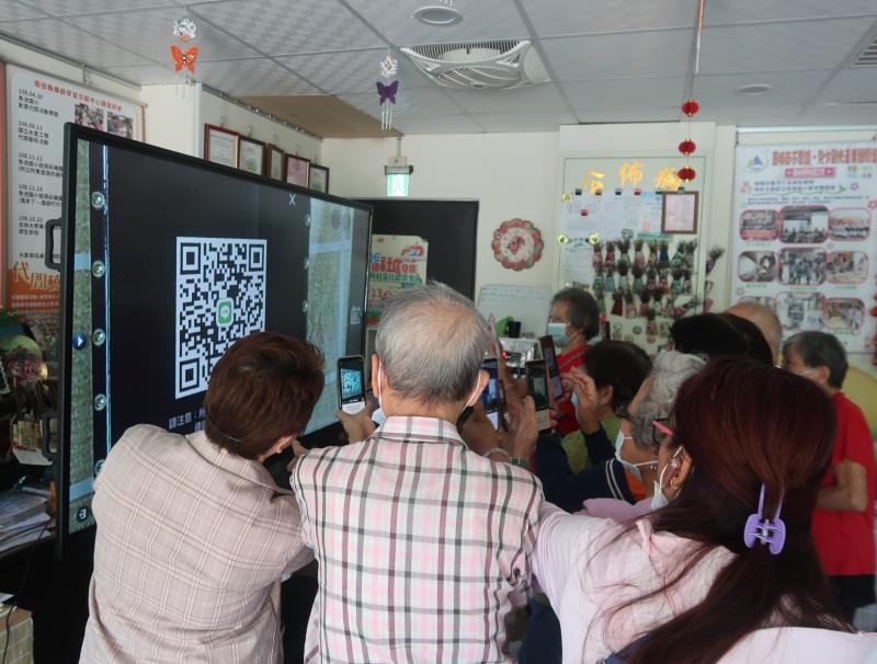 學員們在課堂上積極參與使用手機掃描營幕上的QR Code