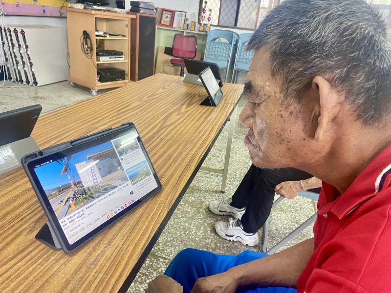 長輩自己搜尋海口村的影片觀看