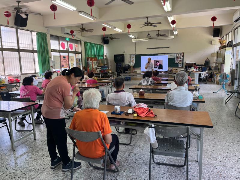 感謝柑林社區江照服員協助，長輩上課很開心。