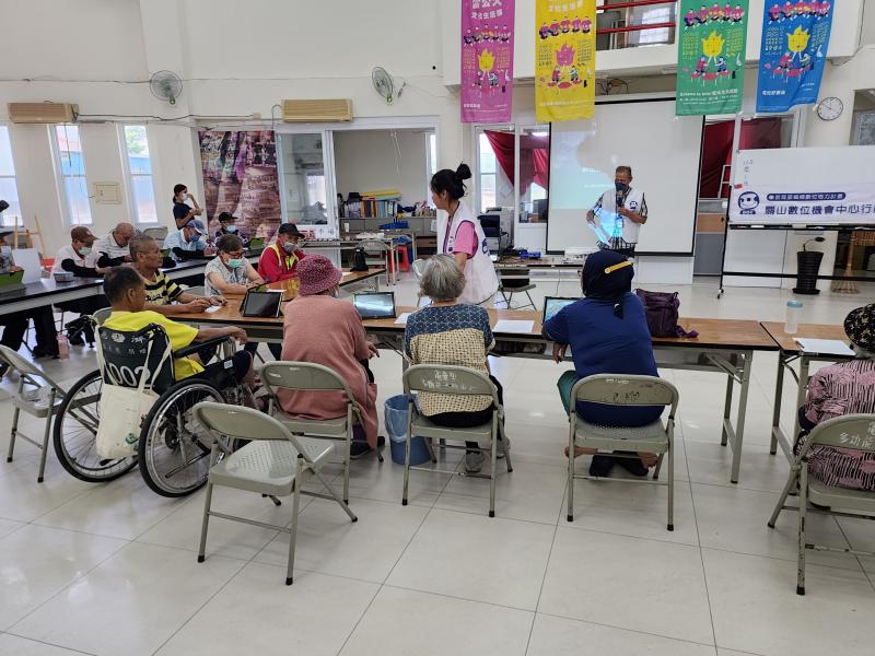 協助用拍照來紀錄長者的E-mail。課後再協助申請學習中心學員登錄。