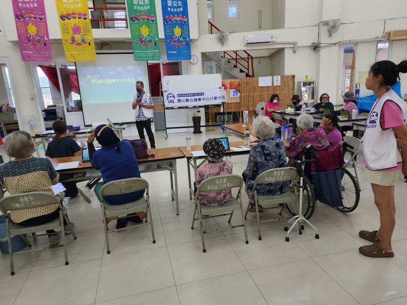 學員專注用手機的格線調整相片水平與垂直，調整亮度和景深，期待產出讓自己滿意的相片。