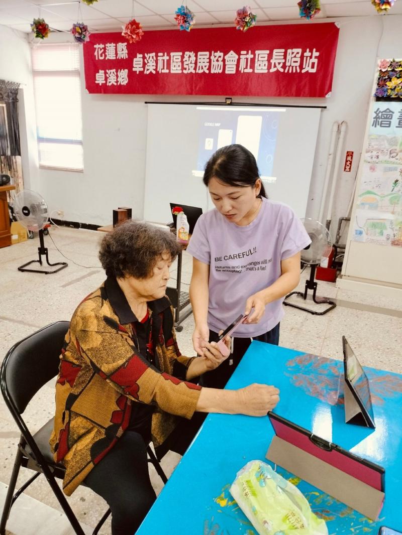 進行手把手操作教學，帶領當地長者使用數位