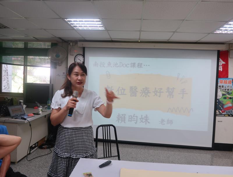 賴昀姝老師向學員介紹數位醫療好幫手的課程內容，及學習目標。