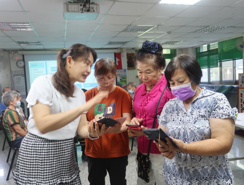 讓我們一起透過數位學培訓數位小幫手，協助社區長輩守護健康，迎向快樂，贏在幸福。
