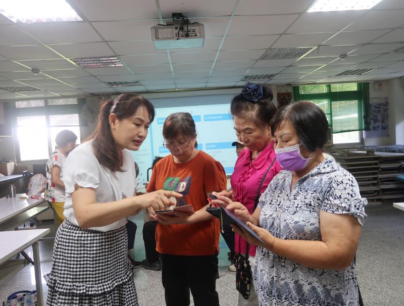 透過課程培訓數位醫療小幫手，協助社區長輩守護健康迎向高齡贏在幸福。