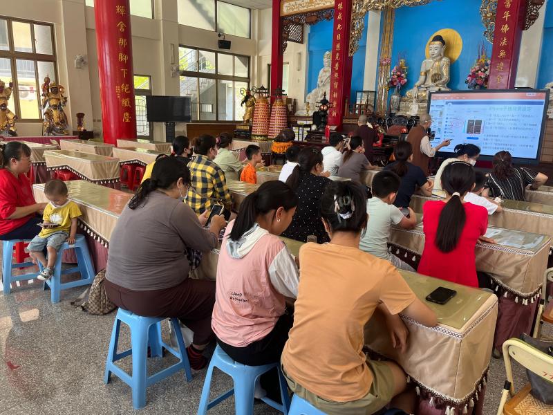 老師親切和姊妹互動，姊妹們有說有笑積極參與問答.