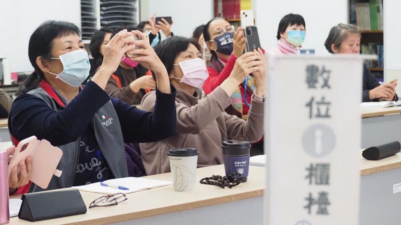 認真上課拍照記錄重點