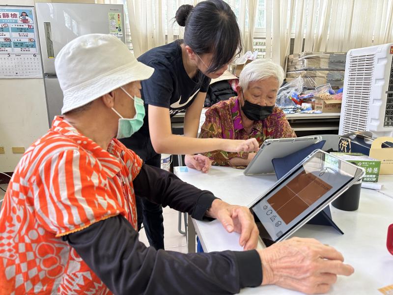 老師協助學員平板益智遊戲的操作-1