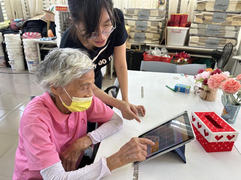 老師協助學員平板益智遊戲的操作-2