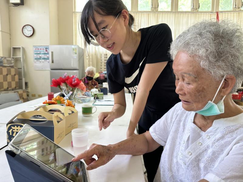 老師協助學員平板益智遊戲的操作-3