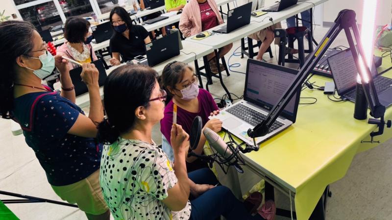 討論得很認真喔