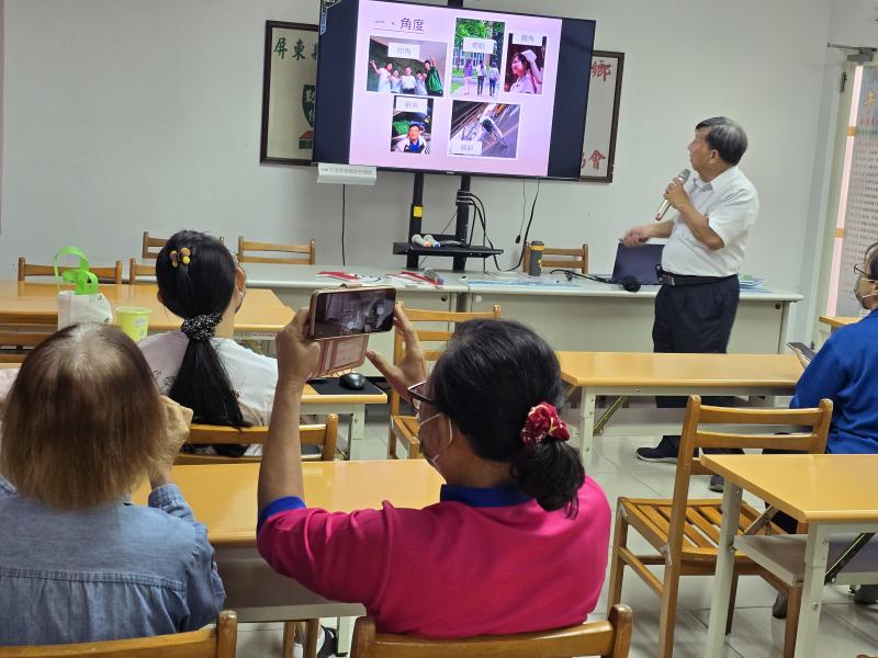 講師講解仰角與其他角度的拍照角度差別