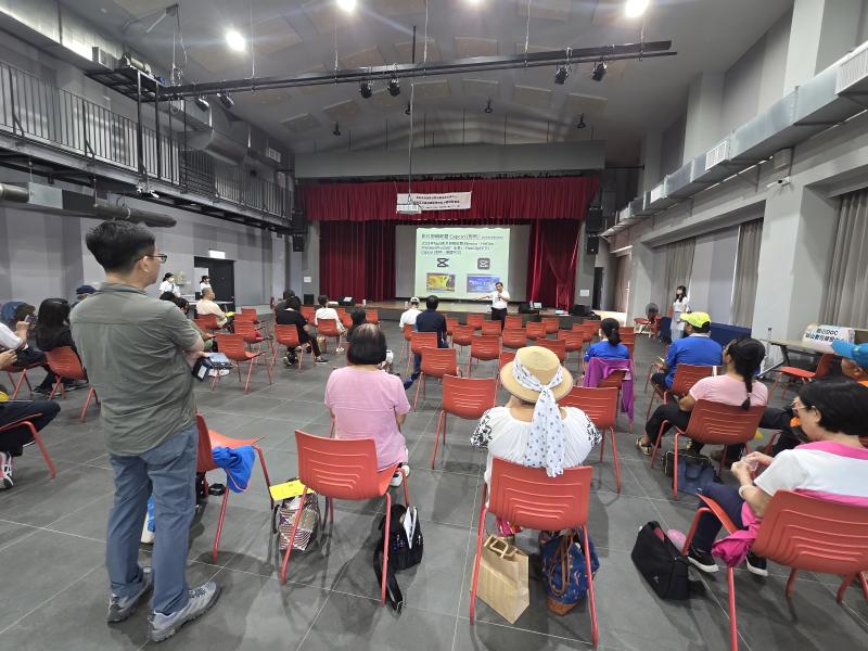 講師介紹兩種剪輯APP程式，差異的功能各是甚麼