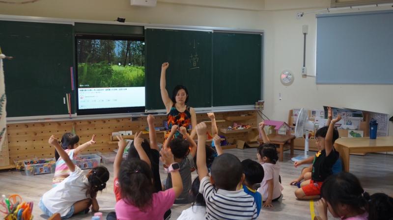 老師透過影片引導小朋友說出小米的特點，活潑生動的上課氛圍讓小朋友們都樂在其中