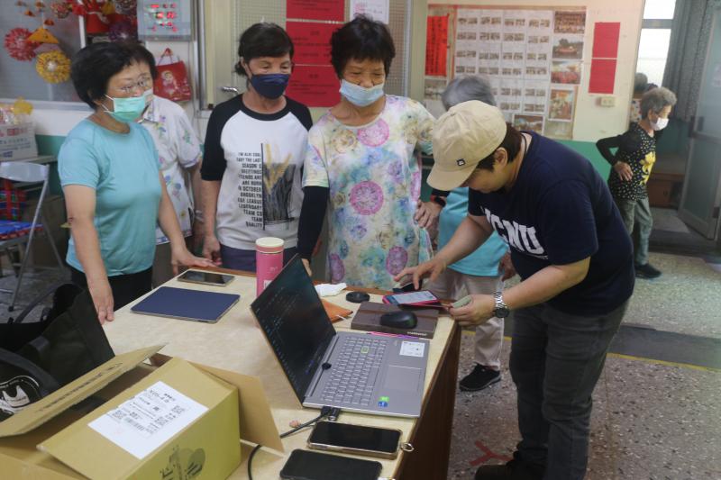 培力分班數位種子文莉老師親自解說健保快易通的安裝過程。