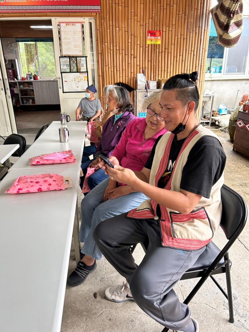 應用程式裡有專門為老年人設計的簡單運動，既不會過於激烈，又能讓我們保持身體健康.