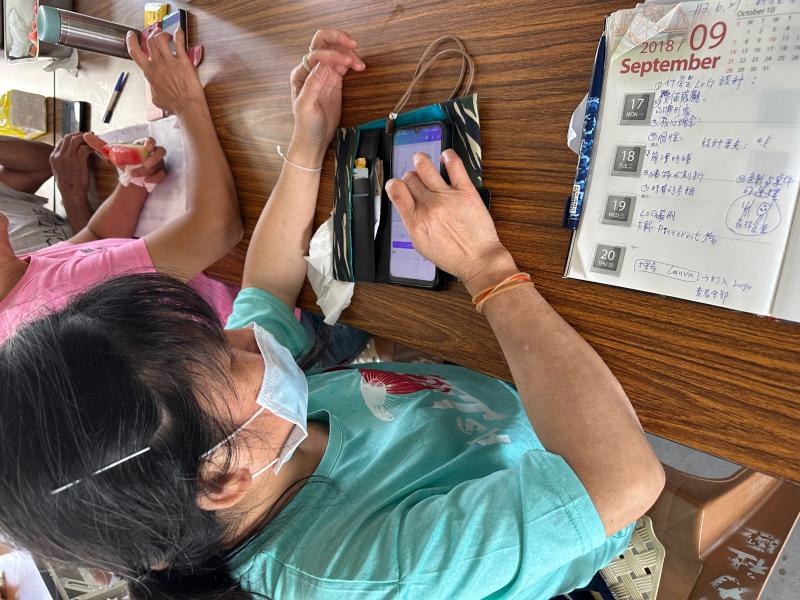 學員們認真學習並勤寫筆記