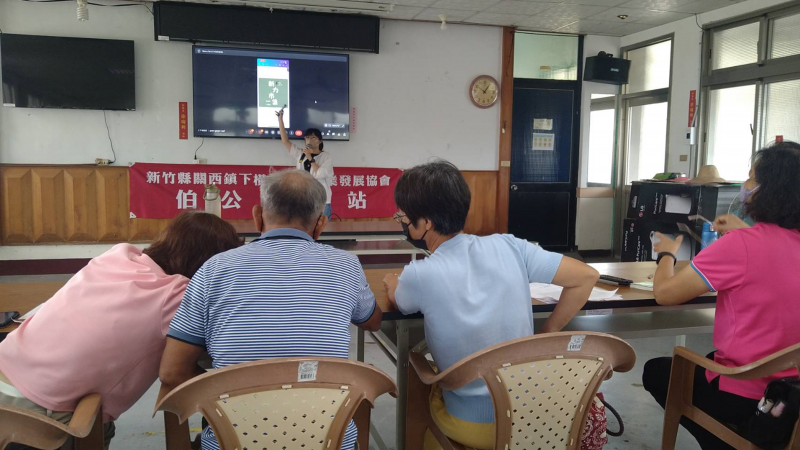 老師介紹Logo風格和設計概念