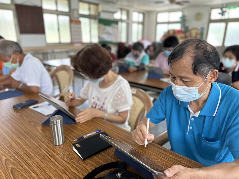 學員利用平板、繪圖筆設計Logo