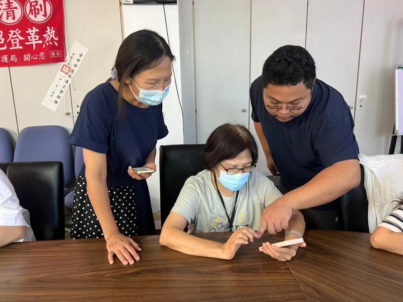 講師介紹APP工具如何利用AI生成圖片