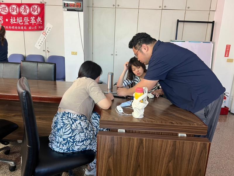 講師與數位小幫手討論利用AI幫您編輯文章