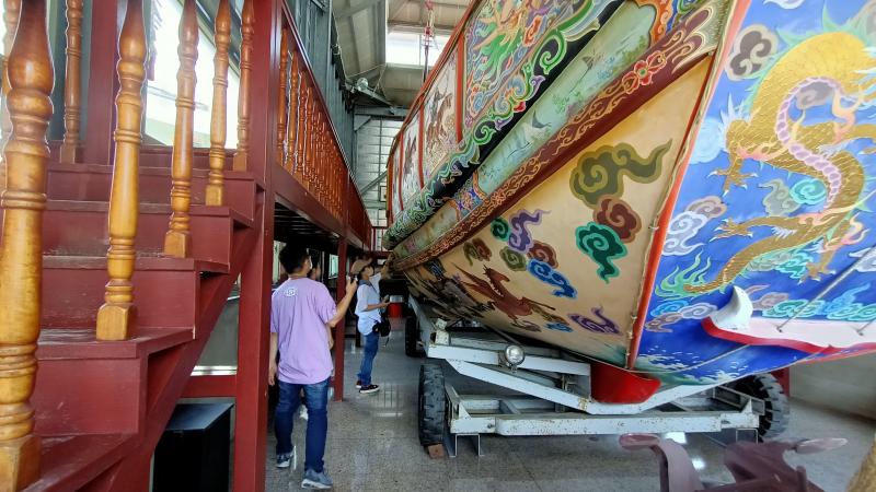 有的學員負責拍攝船體的全貌，有的專注於細節部分，如雕刻和彩繪部份