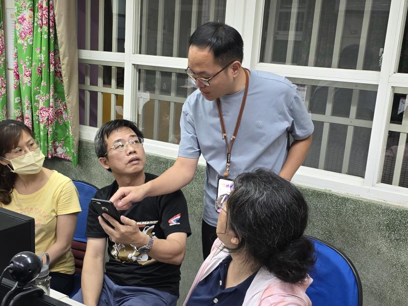 老師解決學員遇到瓶頸。