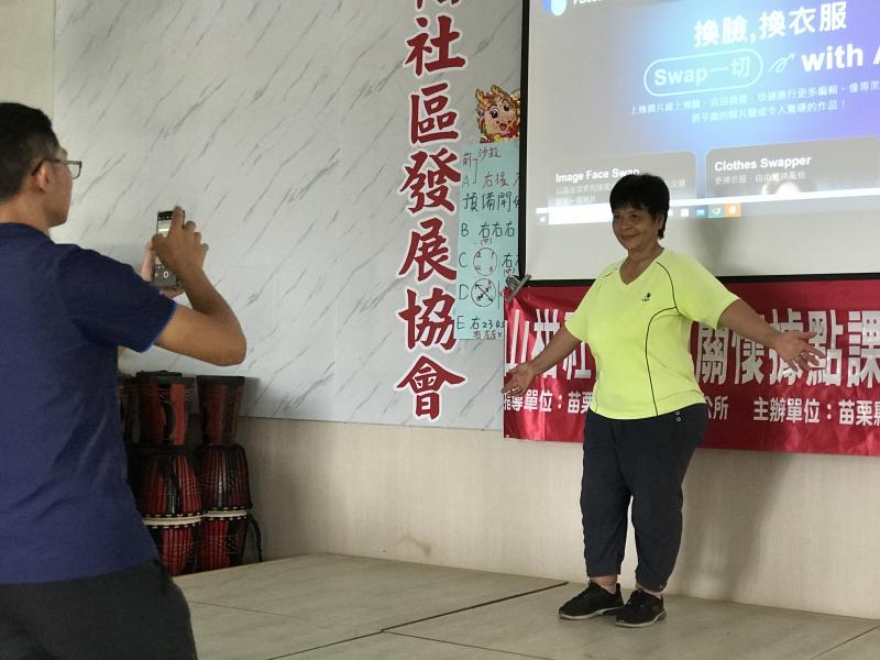 模特兒試用換衣服照片