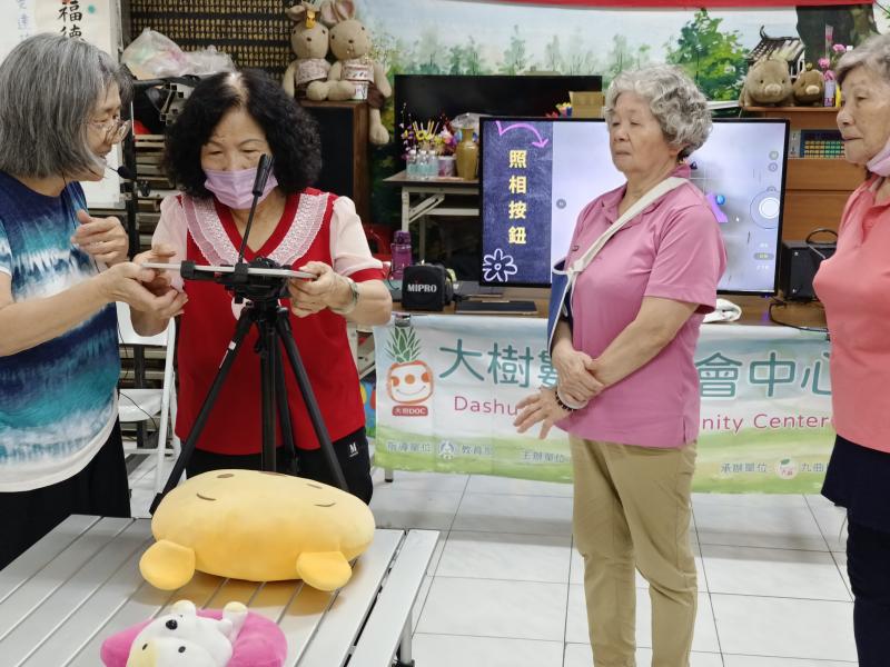 學員學習用IPAD拍照