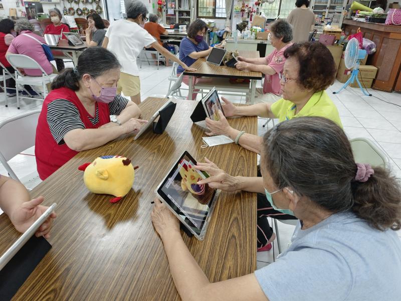 學員認真繪製圖稿中