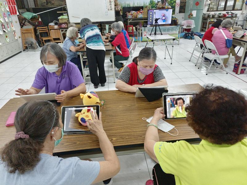 拍好照片後描出線稿