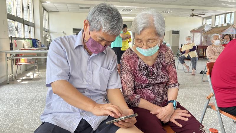 學員認識平板電腦、操作