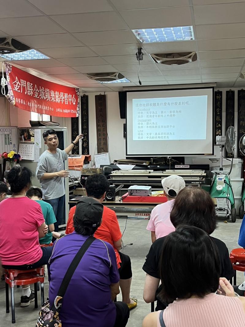 今日課程「資安資訊王及社群軟體應用」。課程中老師先為學員講解社群軟體(facebook，IG，LINE)的差異與操作方式，以及如何善用訊息查證功能避免接收假消息。
