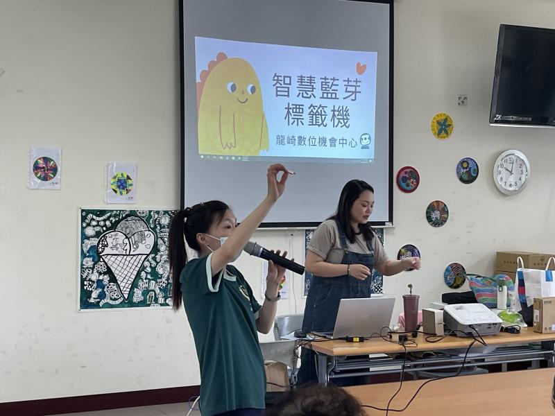 據點的駐點人員一同協助講解給老人家清楚