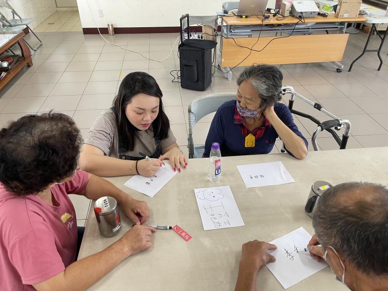 講師協助長輩畫出插畫