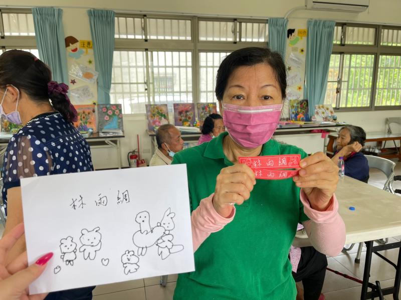 學員利用在白紙畫圖做出自己的姓名貼