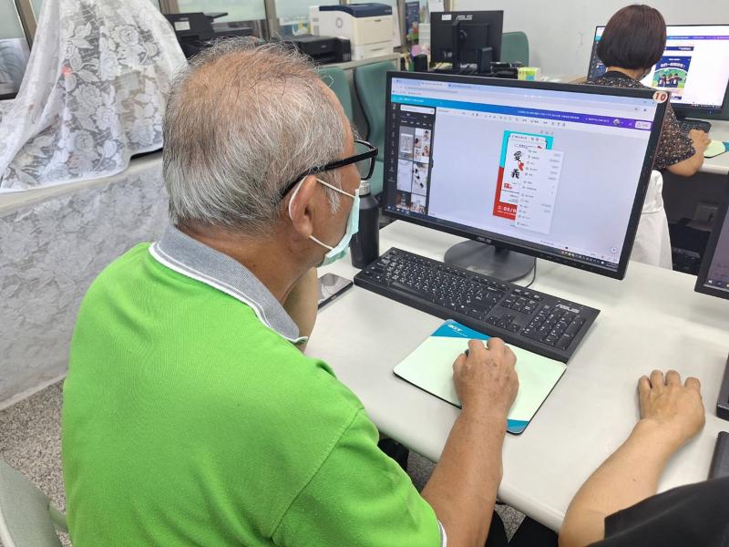 學員認真地照老師的教學一步一步做設計