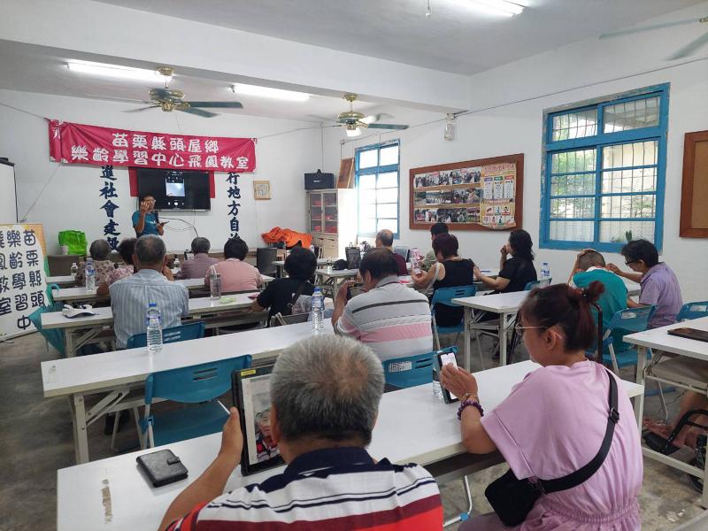 長輩們認真上課