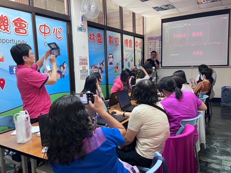 指導老師指導學員剪輯。