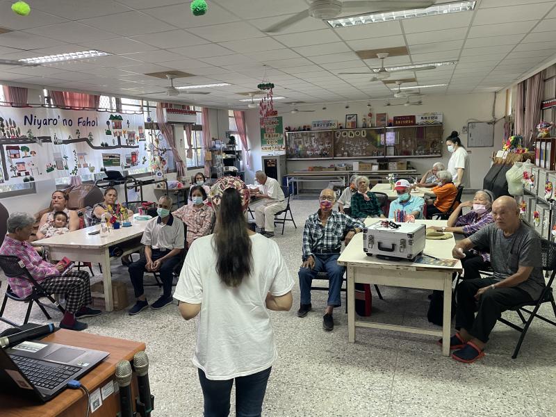 在地講師以母語口述，學員聽得很認真