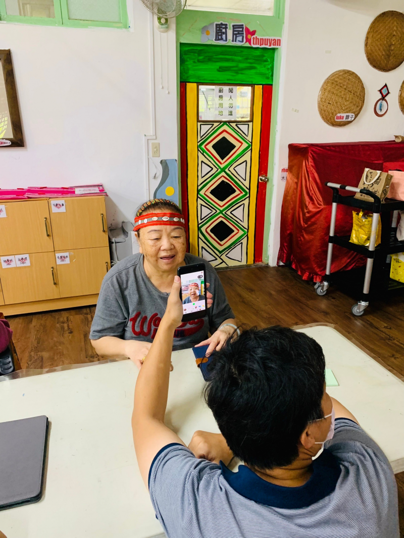 一個一個教長者包括如何拍攝原住民傳統服飾,並將其製作成 Line 貼圖。