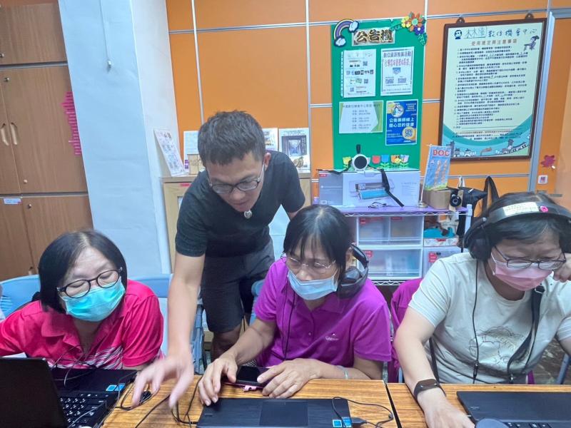 賴政達老師指導學員剪輯影片。