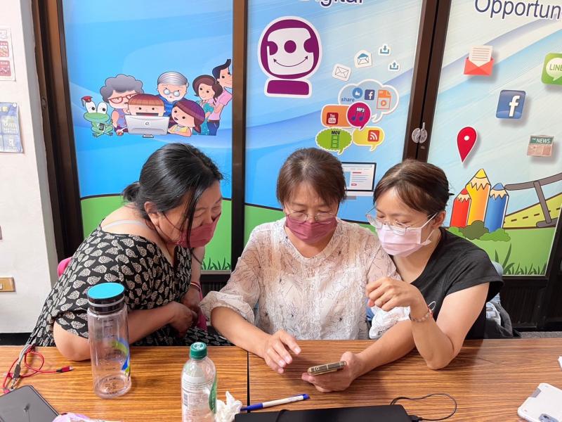 活動組學員用手機剪輯影片花絮。