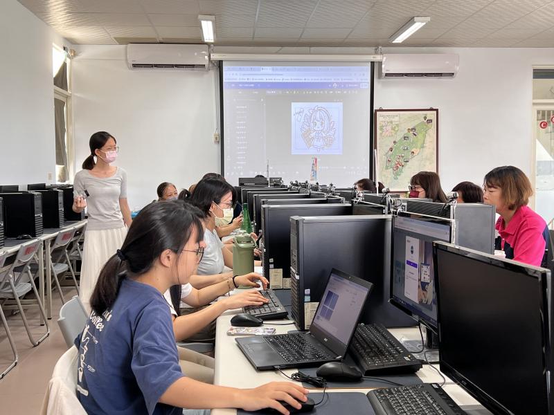 學習使用Copilot文字生成器，產出雷雕黑白線稿圖，並運用Canva工具進行圖文編排。