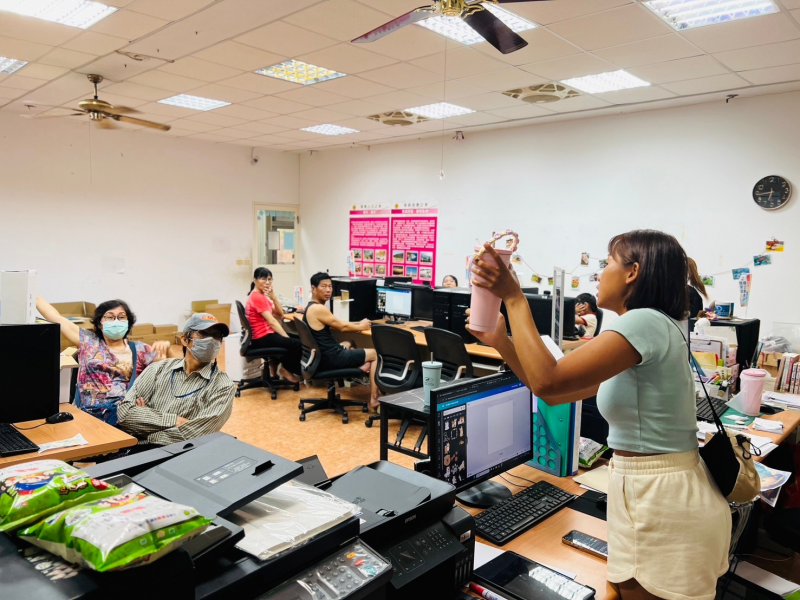 講師介紹本次課程使用的軟體以及材料