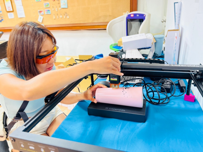 講師將學員作品刻印在杯身。