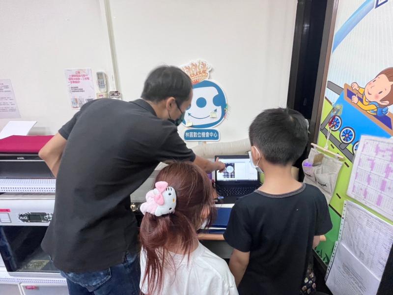 雷射雕刻機操作~指導老師與小學員學習操作。