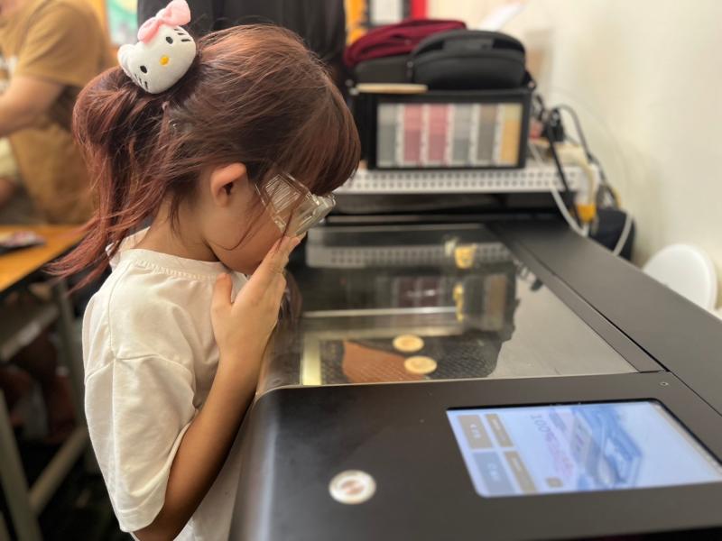 開始雕刻小學員專心觀看配戴護目鏡。